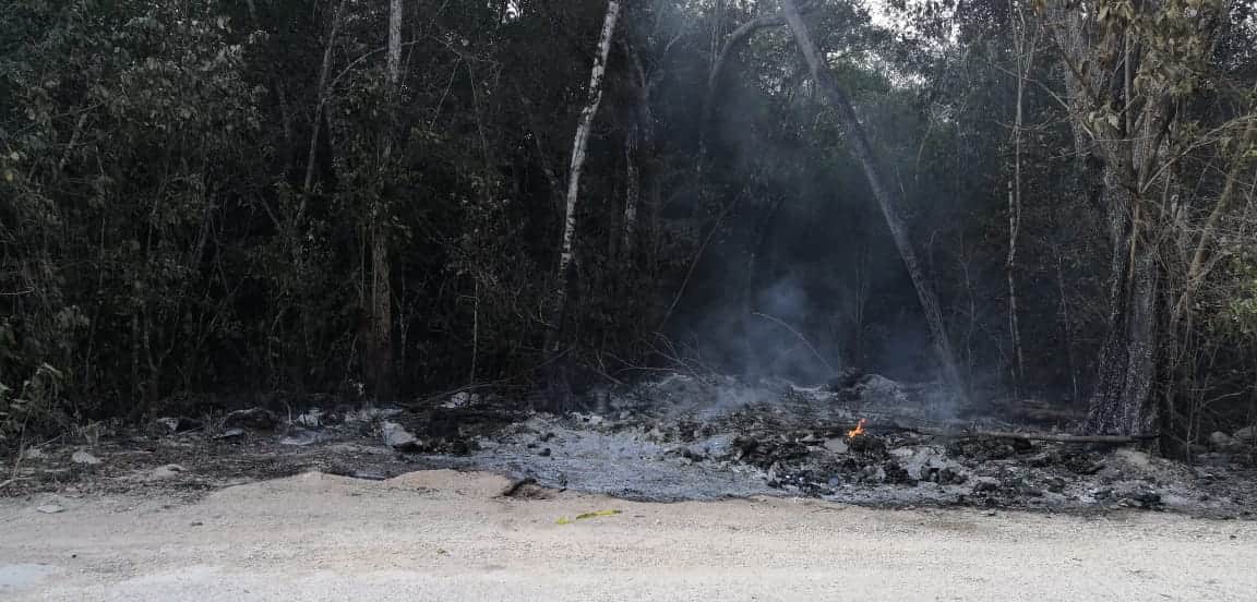 Hallan cuerpo calcinado en el camino al basurero de Tulum