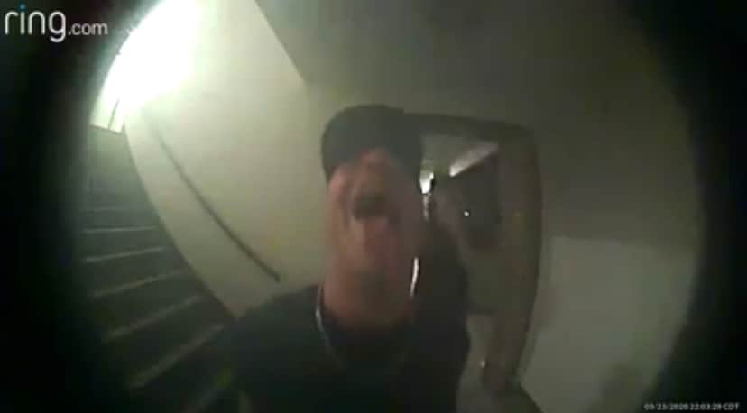 Video: En plena pandemia en Estados Unidos, joven lame timbre de una casa y dueño publica el video