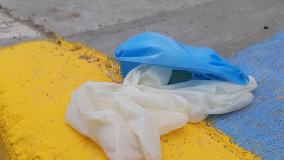 Coronavirus: Ciudadanos tiran cubrebocas y guantes a la calle