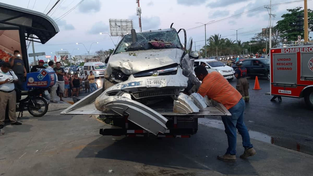 Automovilista hace ‘chuza’ contra repartidores de Domino’s Pizza en Cancún