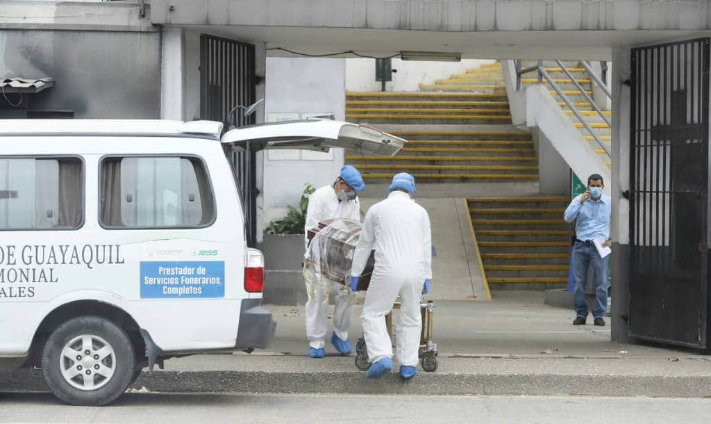 Llegan primeros contenedores refrigerados para almacenar cadáveres en Ecuador