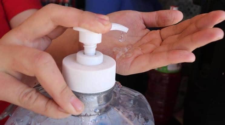 El uso excesivo de gel antibacterial podría dañar tu piel: expertos de la Salud