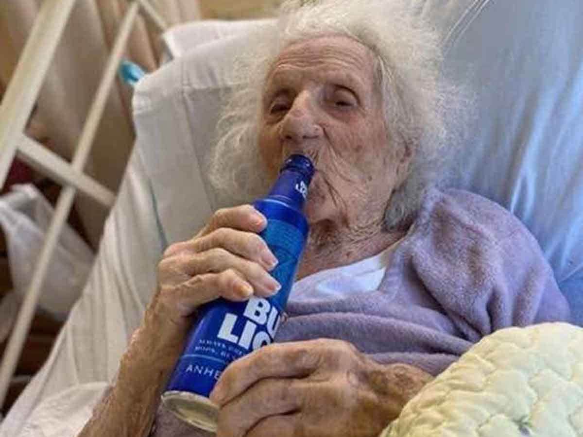 Abuelita de 103 años vence el Covid-19 y lo celebra con una cerveza 'bien fría'