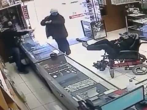 Video: Ladrón sin manos asalta una tienda sólo usando sus pies y se viraliza