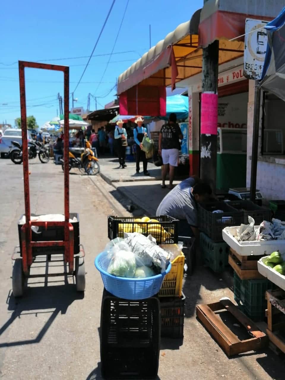 Tianguistas de Chetumal se enfrentan con fiscales