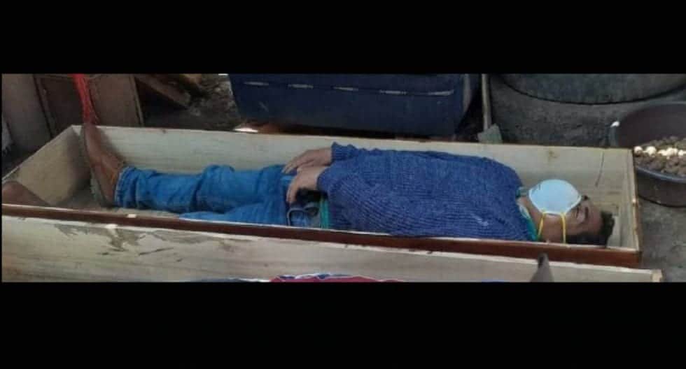 Alcalde se hace el 'muertito' con todo y ataúd para no ser detenido por violar toque de queda
