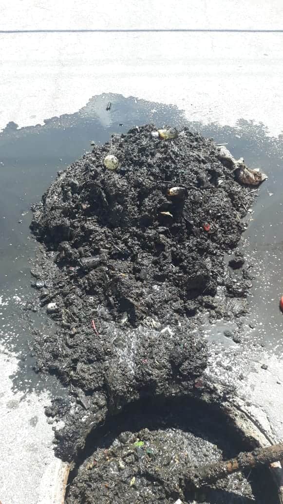 Toneladas de cubrebocas y guantes tapan las coladeras de Chetumal