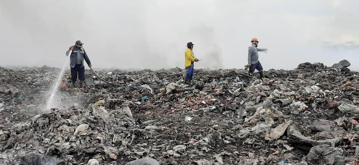 Lluvias ayudan a controlar incendio en basurero de Chetumal