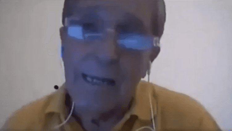 Video: Le juegan cruel broma a profesor en clase virtual