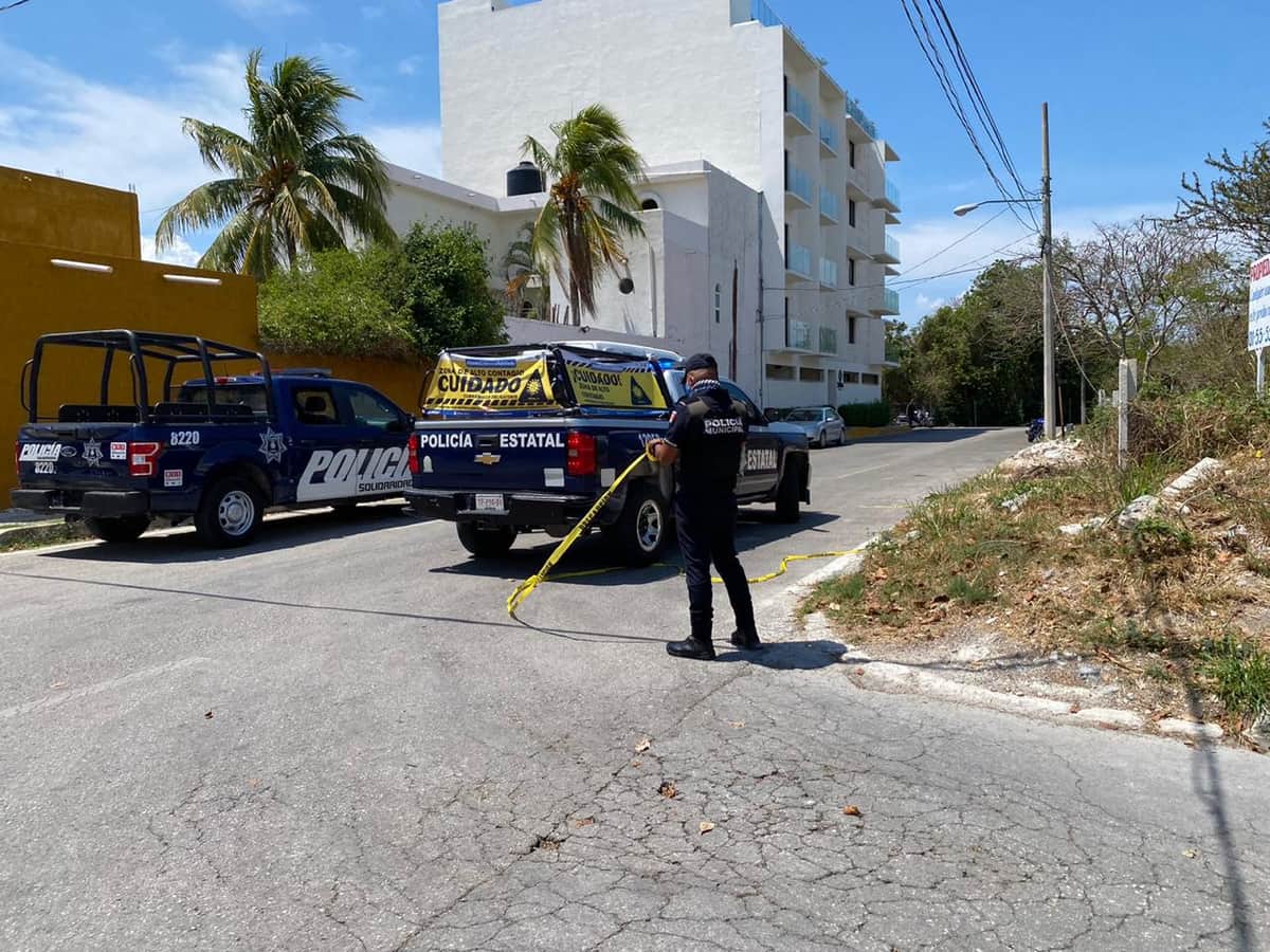 Lo atacan a balazos en la puerta de su casa, en Playa del Carmen