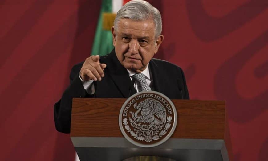 AMLO pide a Facebook y a Twitter transparentar ingresos y uso de bots