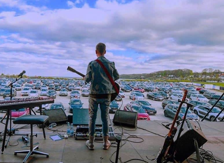 Video: ¡Ofrece concierto masivo en un estacionamiento para evitar contagios!