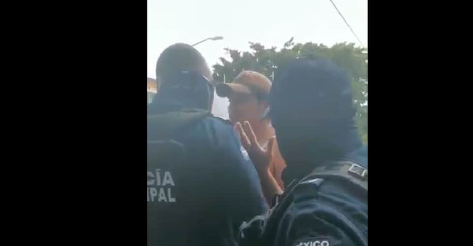 ¡Abuso de autoridad! Policía de Cancún "levantan" a dos por andar en moto supuestamente robada