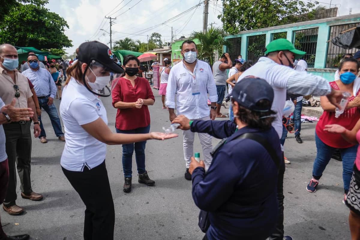 Reabren tianguis de Cancún; Mara Lezama supervisa aplicación de protocolos sanitarios