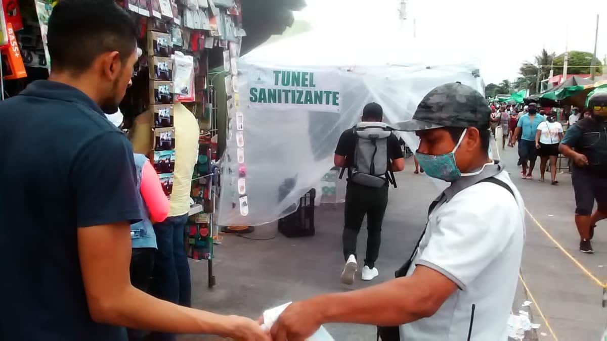 ¡Estrenan túnel sanitizante en tianguis de Cancún!