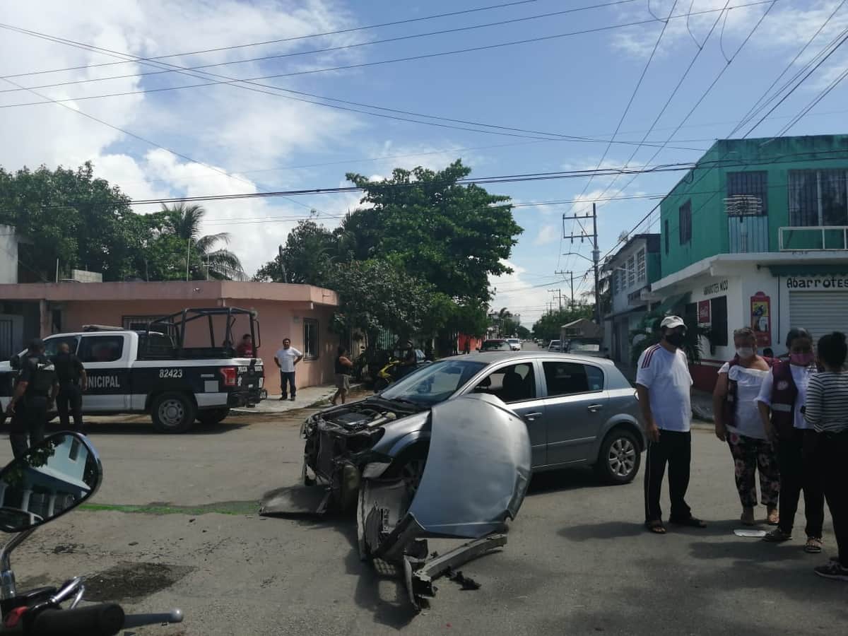 Chocan a camioneta del Sector Salud en Playa del Carmen