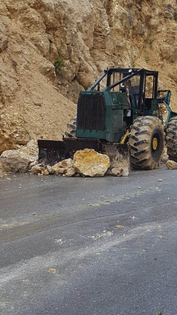 Retiran roca sobre carretera de OPB tras deslave
