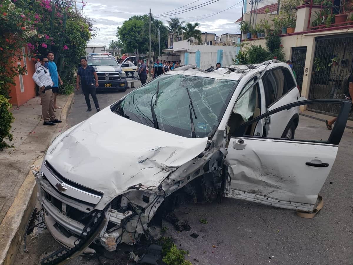 ¡Chamaco choca cuatro coches estacionados y vuelca en Cancún!