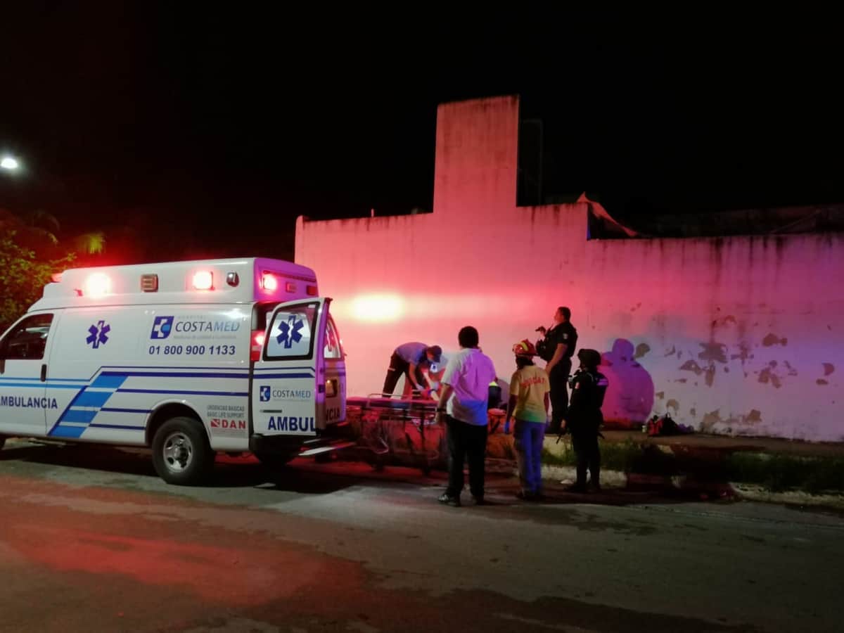 Mujer se lanza del techo de una casa en Villas del Sol