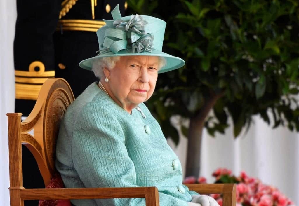 Reina Isabel II celebra su cumpleaños 94 con reducida ceremonia militar por Covid-19