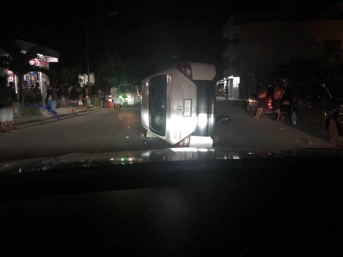 Vuelca taxi en Villas del Sol, tras chocar