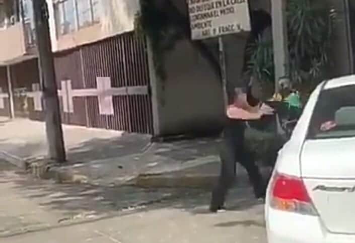 Mujer se pone al "brinco" contra un policía y la bautizan como #LadyChancha