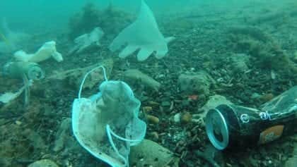 Así luce el mar Mediterráneo repleto de cubrebocas y guantes por Covid-19