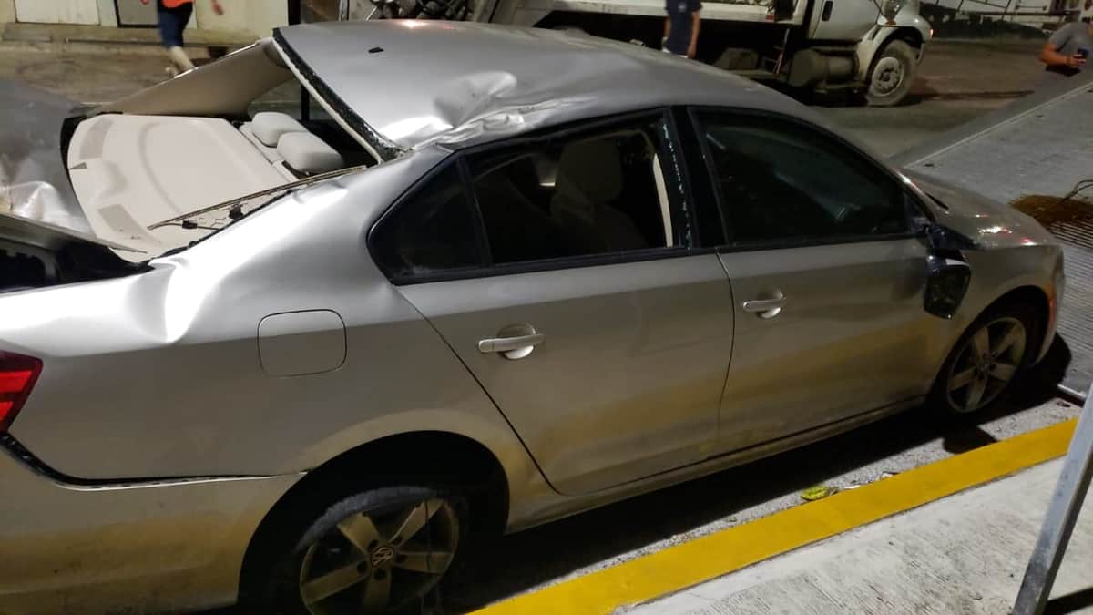 Choca su auto en Zona Hotelera de Cancún y se da a la fuga