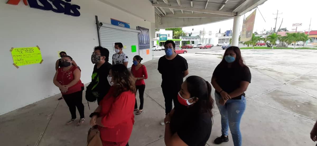 "Miseria" de liquidación: Protestan trabajadores despedidos de Assis en Chetumal