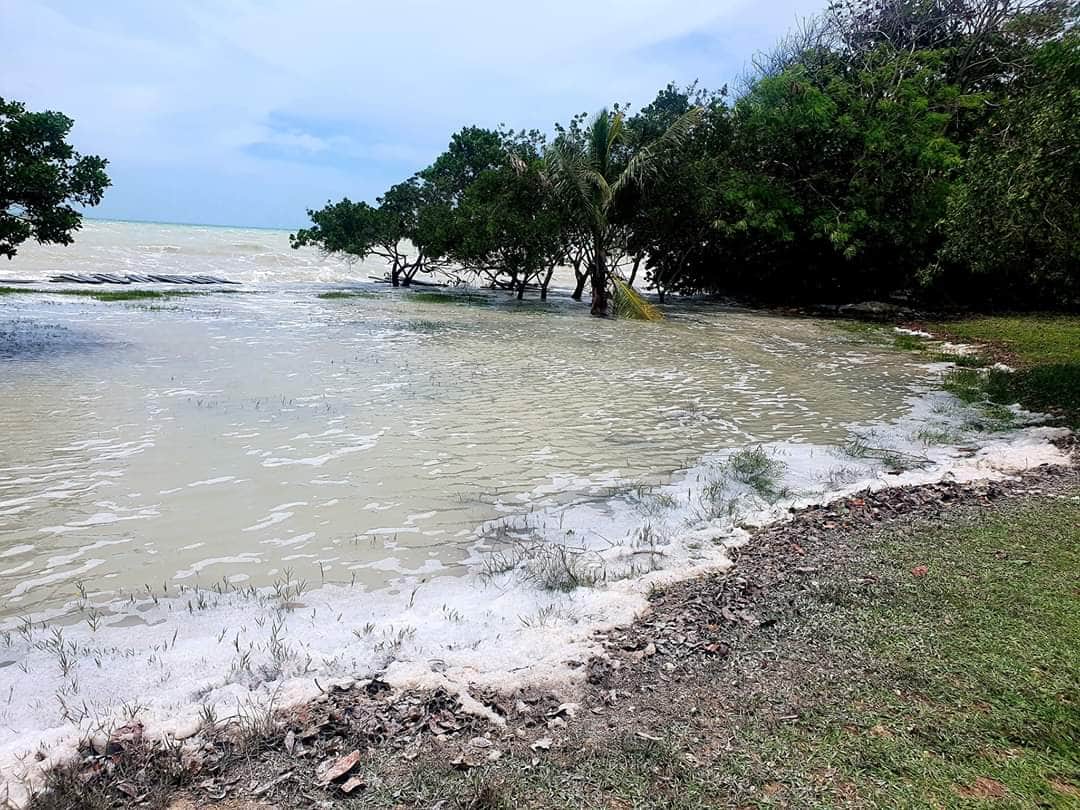 Avanza mar y cubre parte del bulevar Bahía de Chetumal
