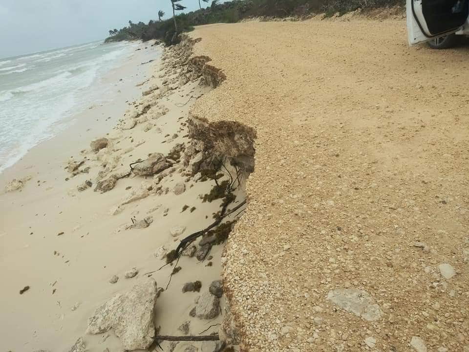 Se deslava tramo de camino a Punta Allen