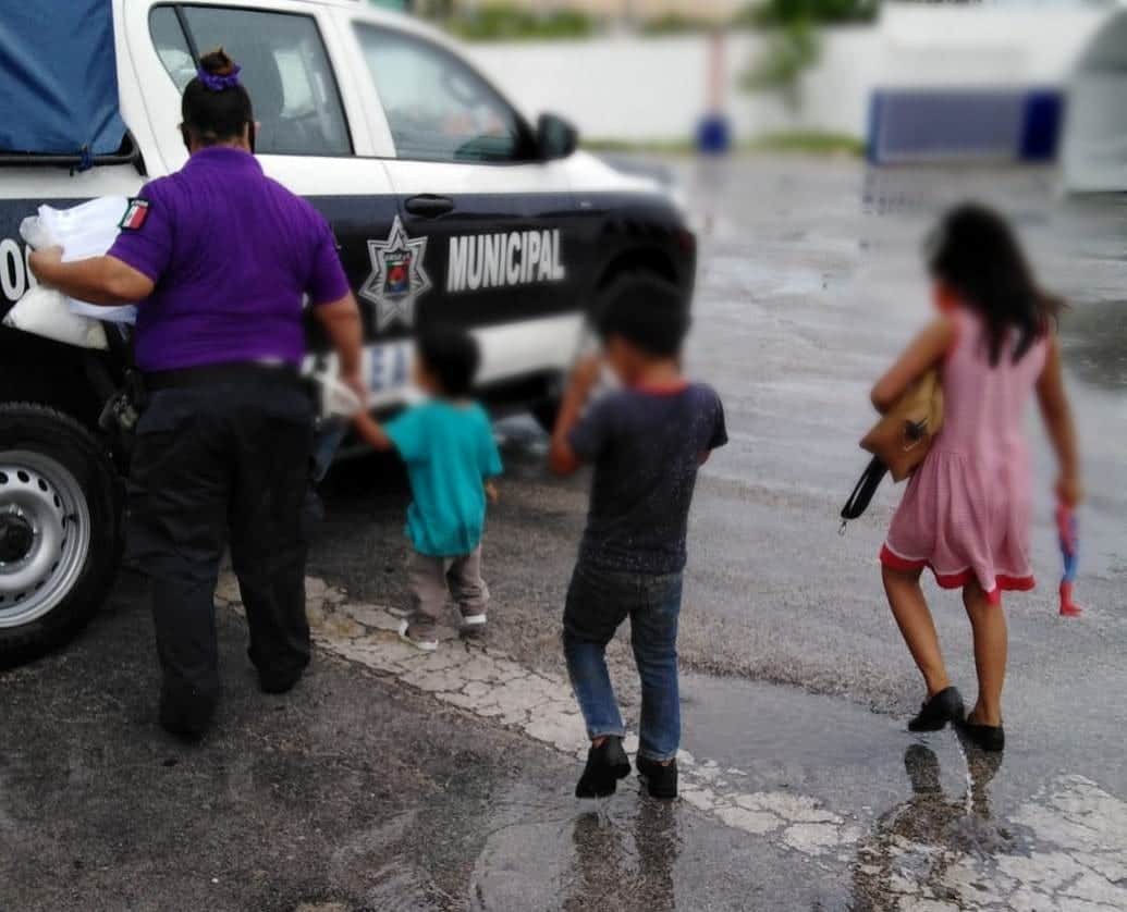 Rescatan a tres niños que mendigaban en El Crucero de Cancún