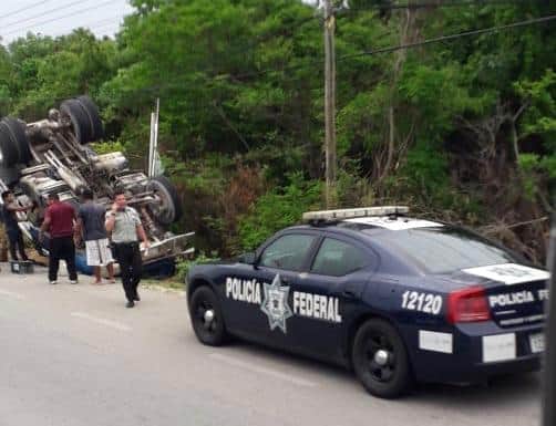 Vuelca camión volquete en el tramo Puerto Aventuras-Akumal