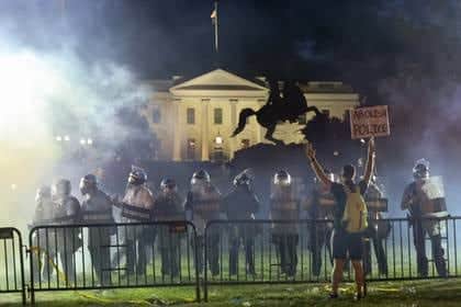 Casa Blanca apaga sus luces mientras Trump se refugia en un búnker en medio de las protestas