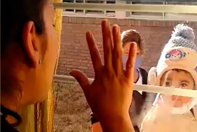 Video: Se reencuentran madre con Covid-19 y su bebé a través de un cristal