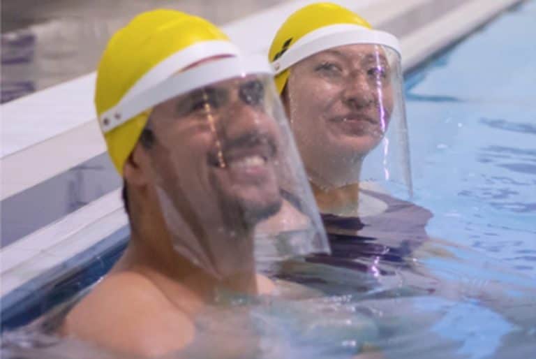 Video: Desata burlas escuela de natación que promueve clases con careta dentro de la alberca