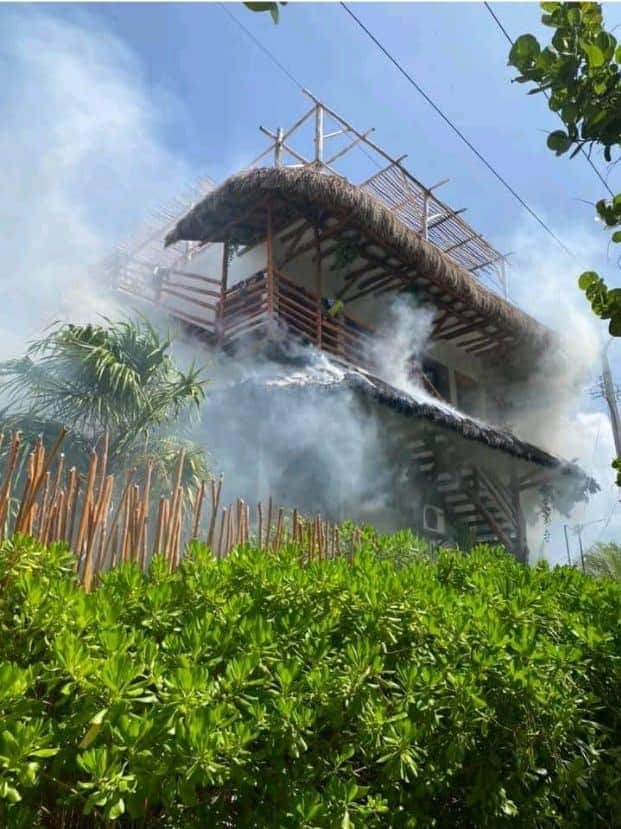 ¡Se incendia edificio en Holbox!