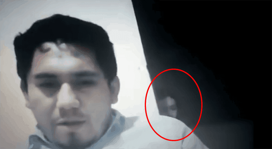 Captan 'fantasma' atrás de un profesor durante clase en línea