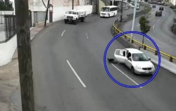 Video: Niño se sale de auto en movimiento y casi es atropellado