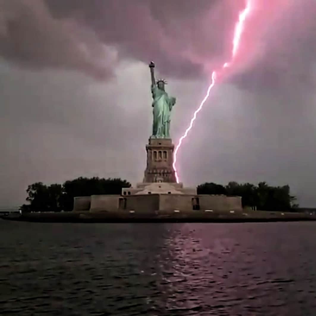 Video: Captan impresionante rayo caer cerca de la Estatua de la Libertad