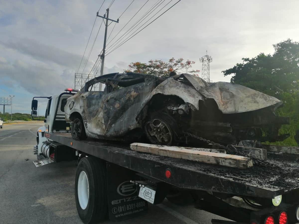 Se incendia coche, tras volcar turistas en carretera rumbo a Playa del Carmen