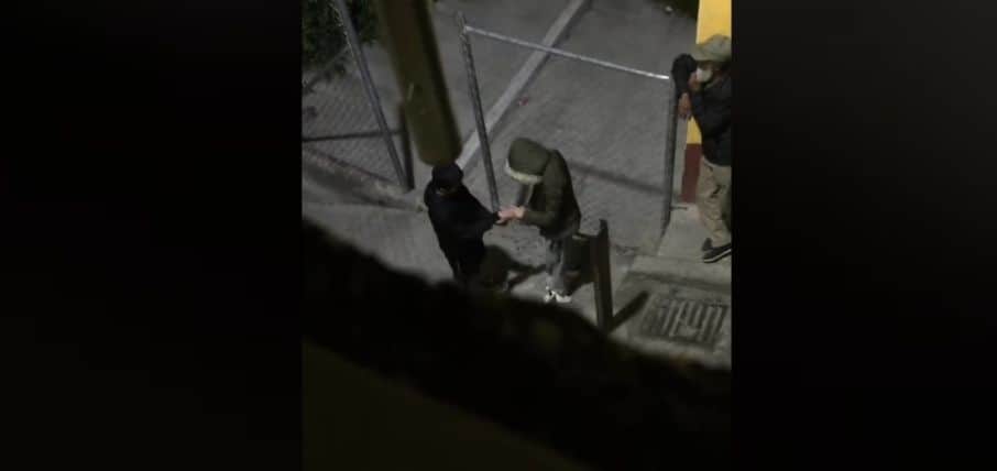 Video: Vendedor de droga coloca gel antibacterial a sus clientes antes de entregar la mercancía