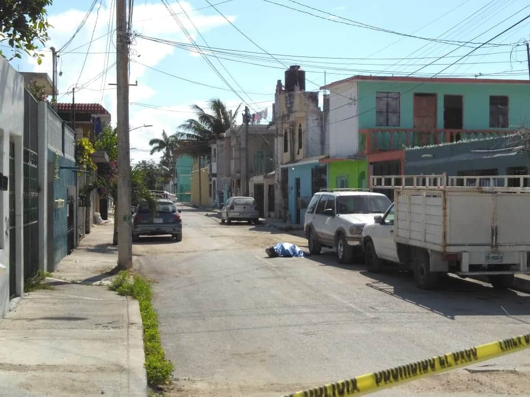 Hallan un muerto en plena calle de Cancún