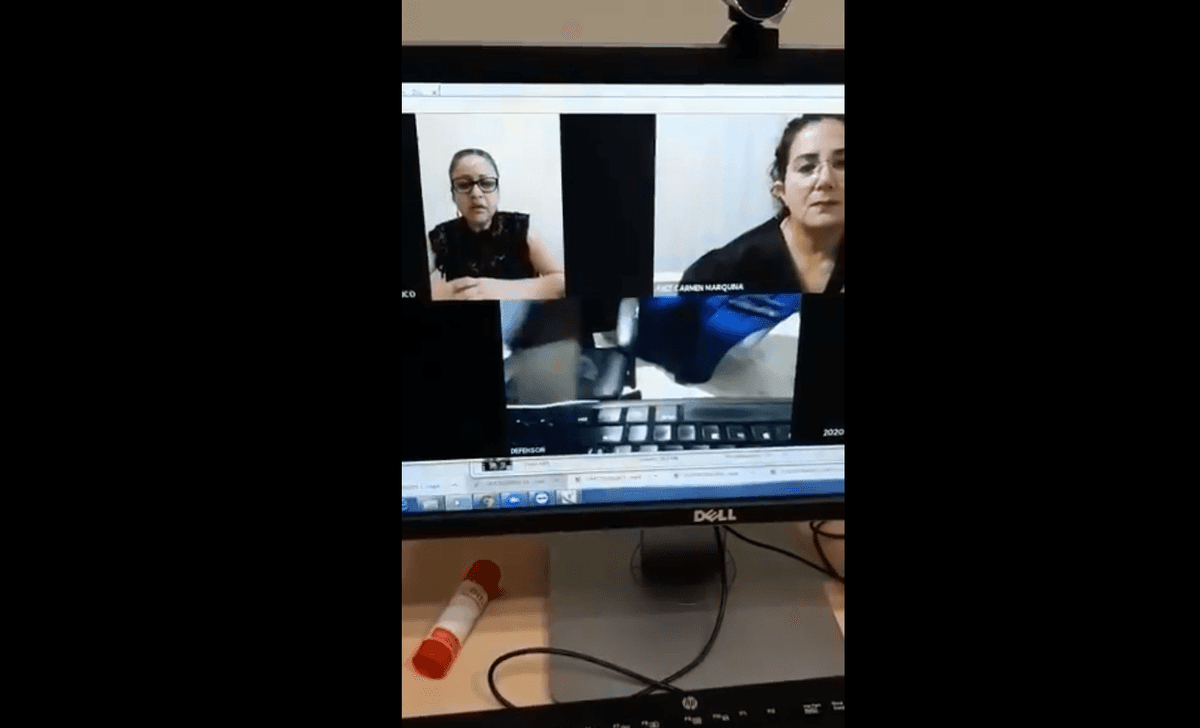 Video: Jueza cacha a abogado que no traía pantalones en audiencia virtual