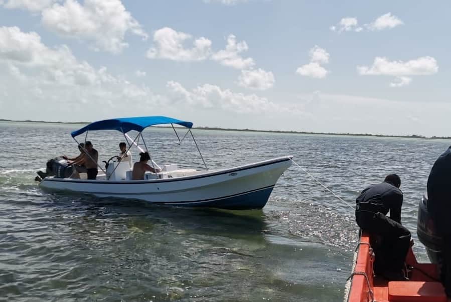 Rescata Marina a tres personas cerca del canal de Zaragoza