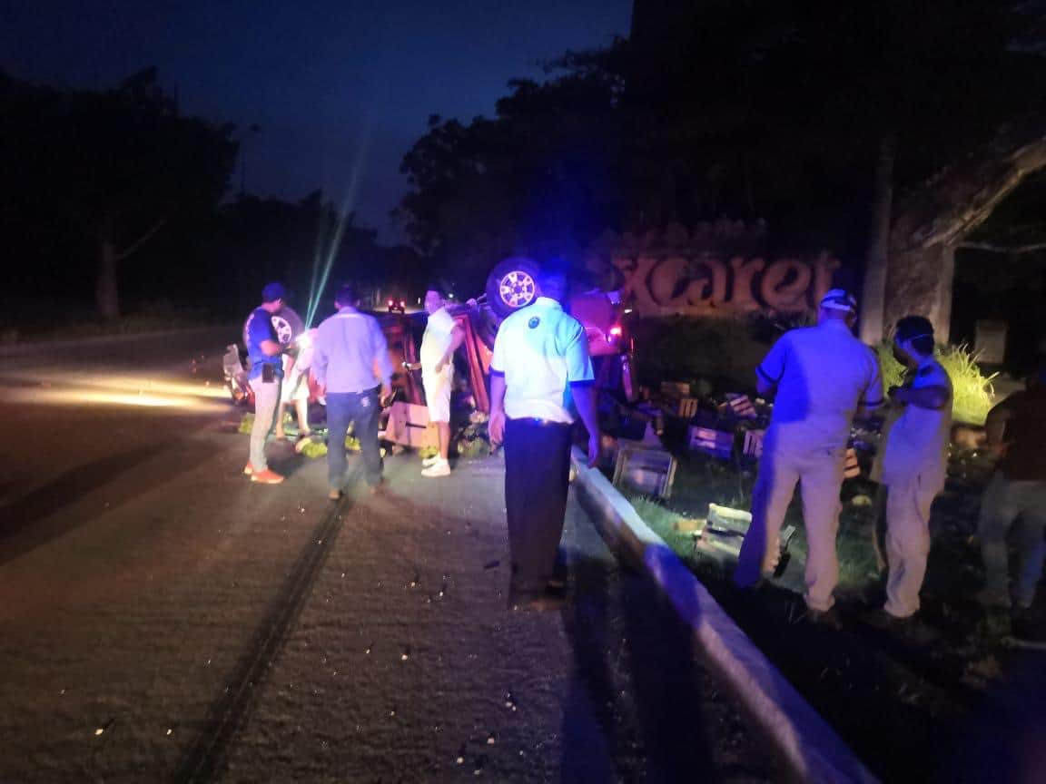 Vuelca coche frente a Xcaret por manejar ebrio