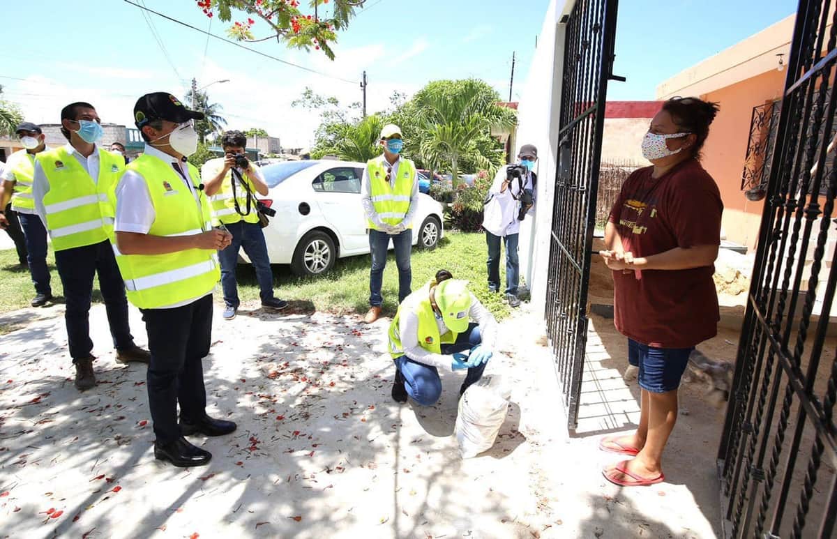 Entrega Carlos Joaquín apoyos alimentarios en colonias de Chetumal