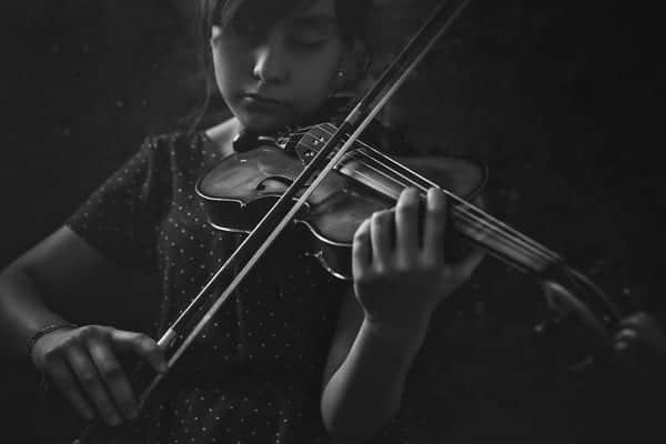 Sofía toca el violín a pesar de su sordera, ahora quiere volver a oír