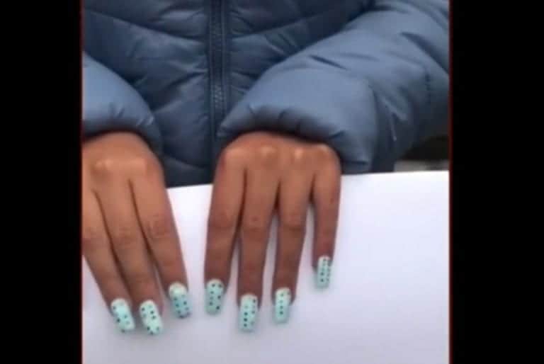 ¡Maestras...en copiar! Cachan a aspirantes a docentes con "acordeones" en las uñas