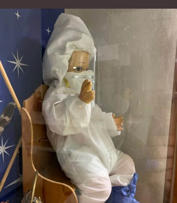 Surge el Niño Dios anti Covid-19 con cubrebocas, careta y traje de protección